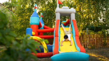 Jakie gatunki zimozielone sprawdzają się w pionowych ogrodach